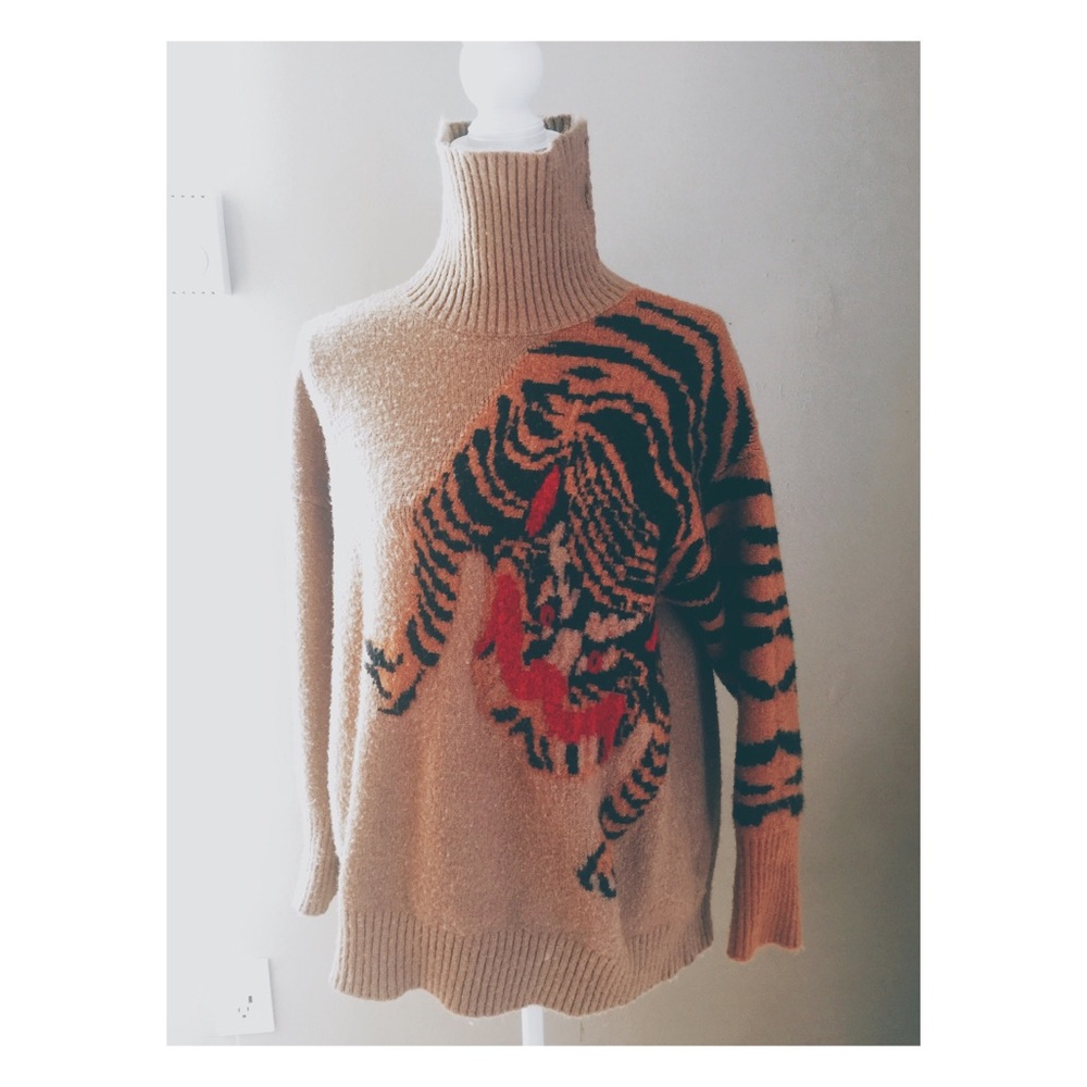 BROWN TIGER TURTLENECK SWEATER